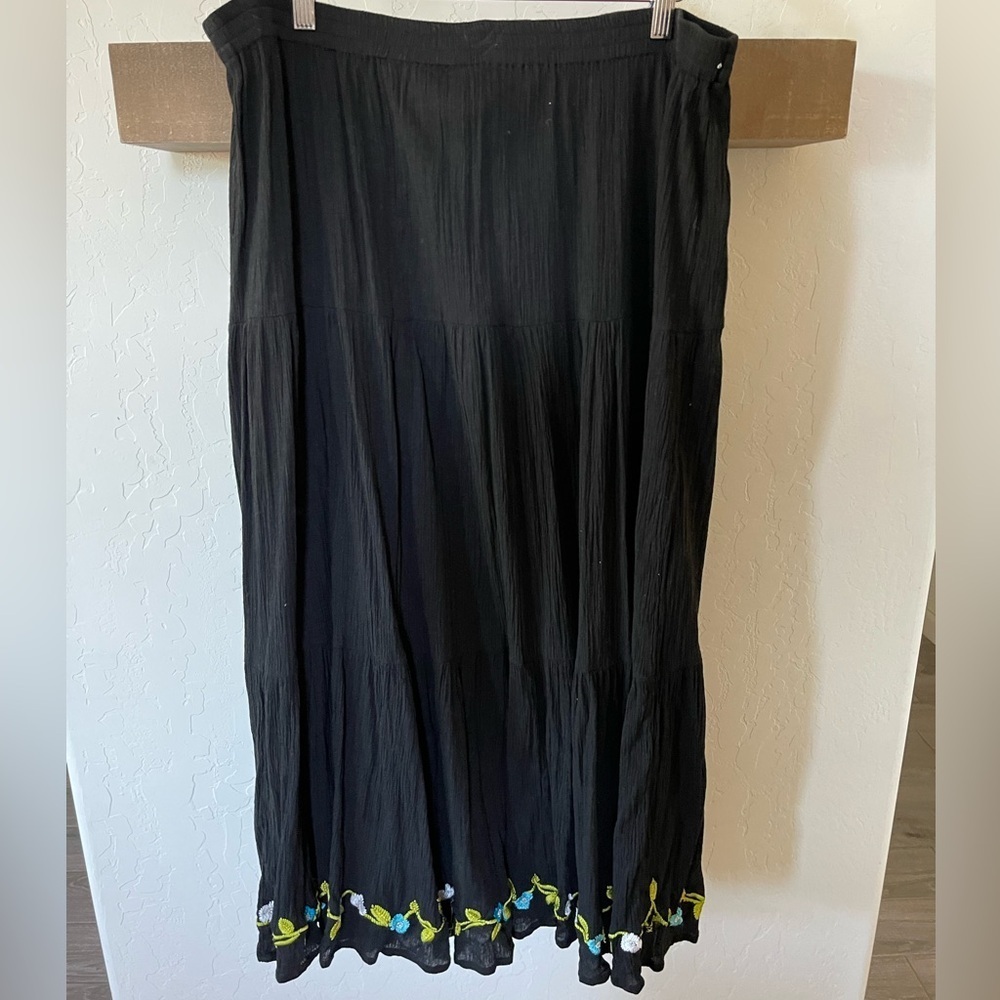 West End|Black tiered maxi skirt in cotton w beautiful floral embroidered detail